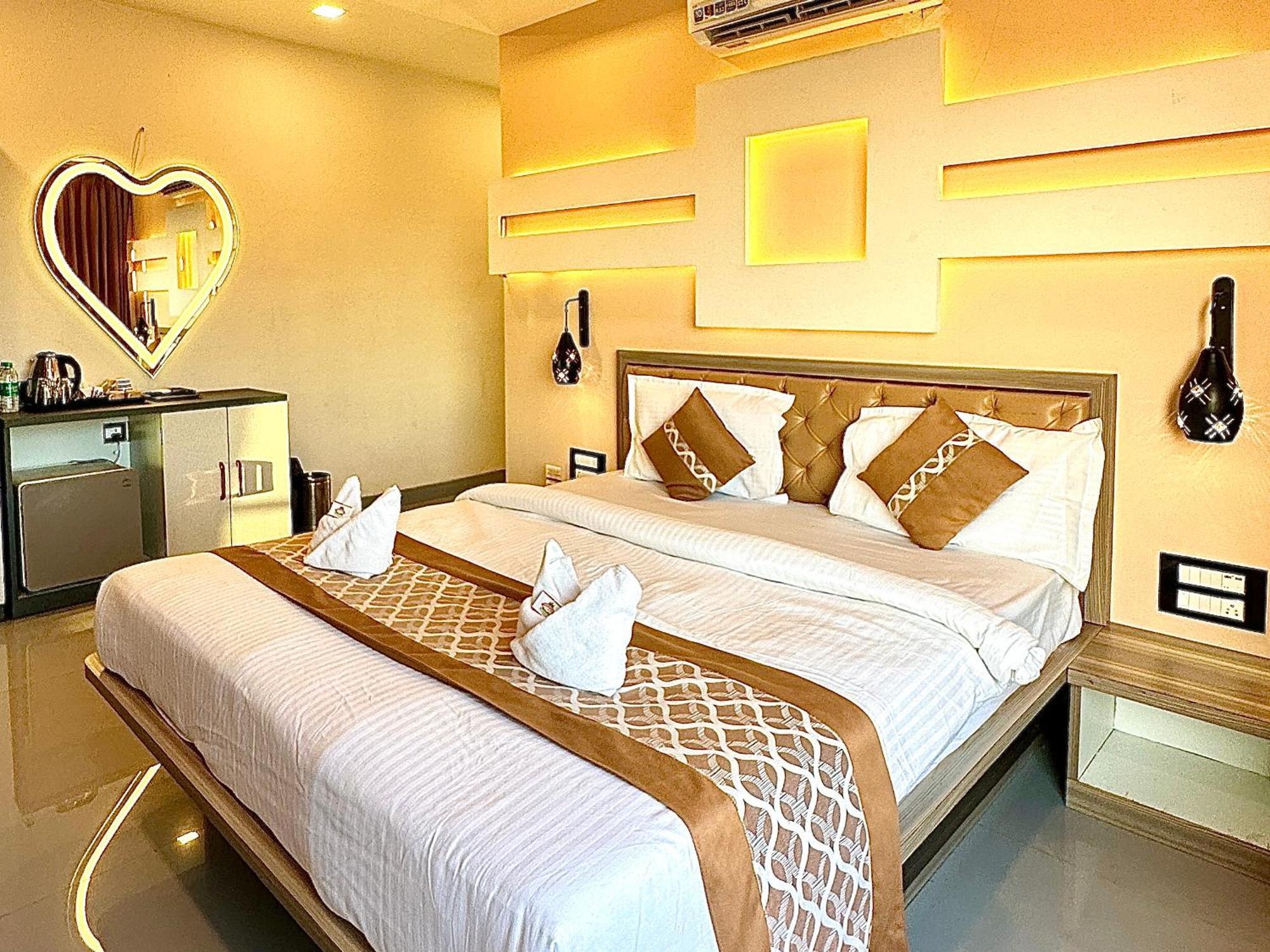 Hollywood Palace Resort Panchgani Bagian luar foto